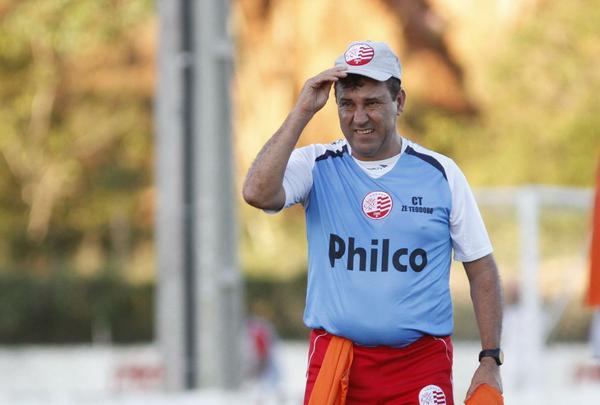 No dia 14 de agosto de 2013, foi a vez de  Z Teodoro dar adeus ao Nutico. Aps sete partidas oficiais, ele obteve quatro derrotas, um empate e uma vitria