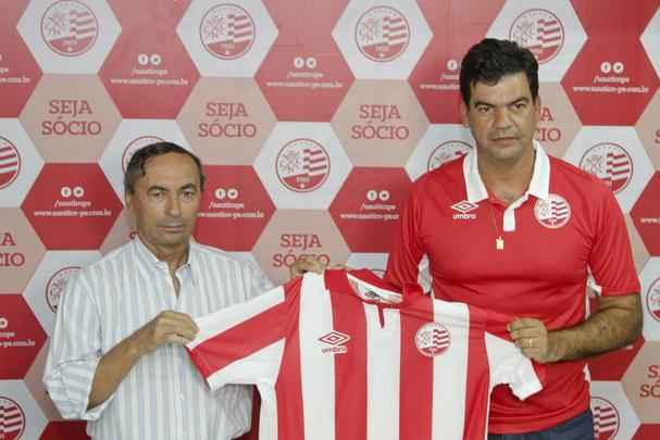 Contratado para trabalhar com um time repleto de garotos, o treinador Moacir Júnior não repetiu o sucesso de Dado Cavalcanti e falhou. Ele deixou foi demitido do Timbu após uma reunião da diretoria e deixou fora das zonas de classificação do Campeonato Pernambucano e Copa do Nordeste. Moacir Júnior deixa o Náutico com 12 jogos disputados com três vitórias, quatro empates e cinco derrotas, incluindo as partidas pela Supercopa do Maranhão