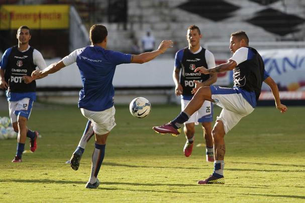 Tricolor se reapresentou aps a vitria no clssico com o Nutico