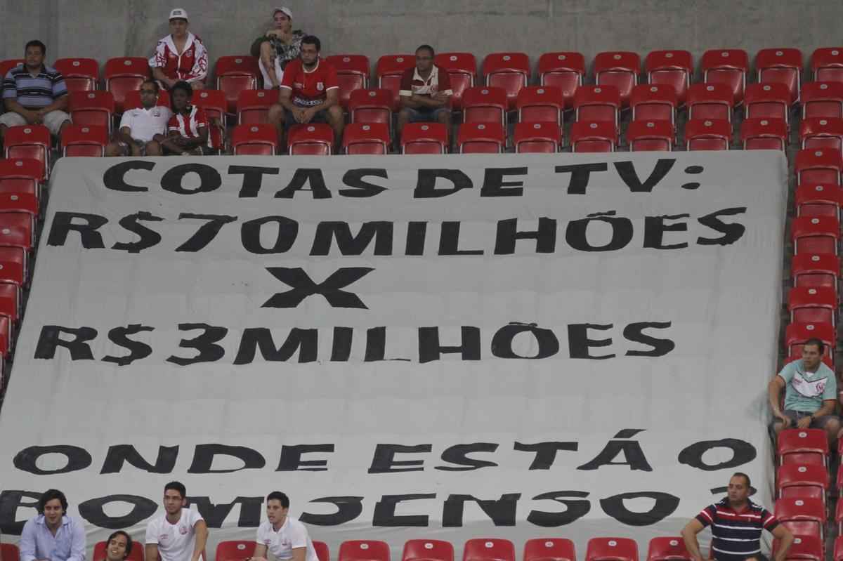 Time alvirrubro  derrotado em casa por 1 a 0