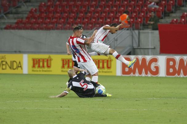 Time alvirrubro é derrotado em casa por 1 a 0