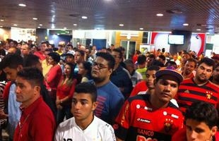 Torcida do Sport comparece ao desembarque de Diego Souza e Ibson, no Aeroporto dos Guararapes