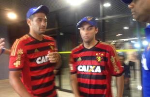 Torcida do Sport comparece ao desembarque de Diego Souza e Ibson, no Aeroporto dos Guararapes
