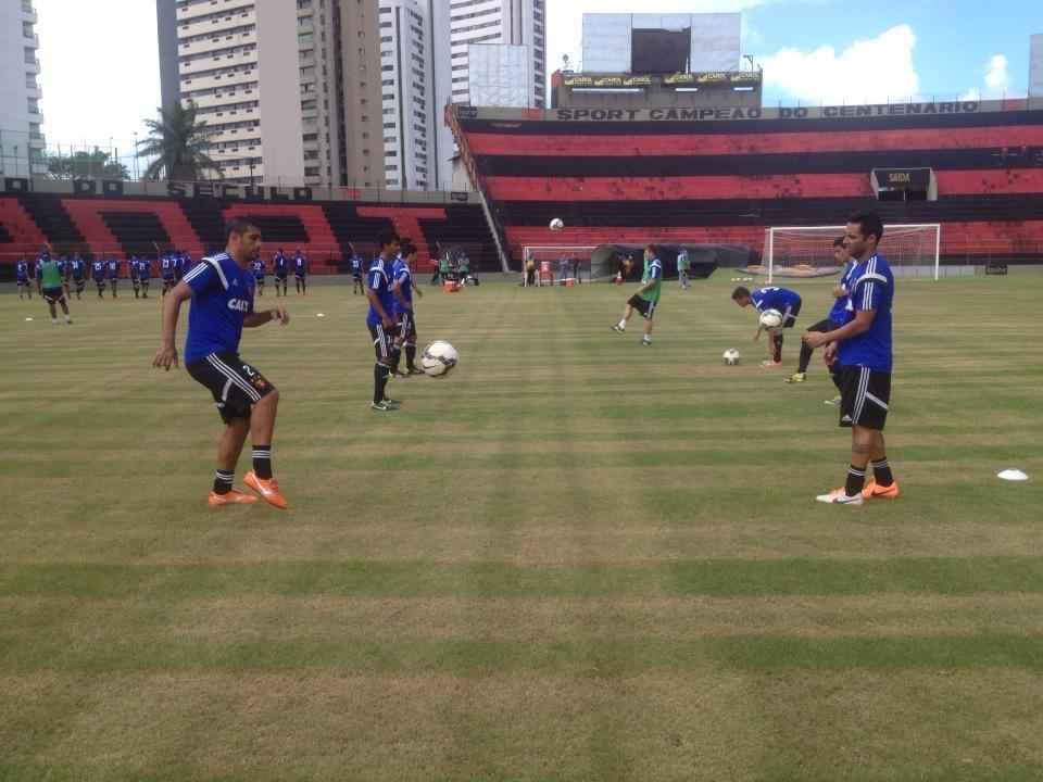 Diego Souza e Ibson fazem testes fsicos e treinam com bola na Ilha do Retiro