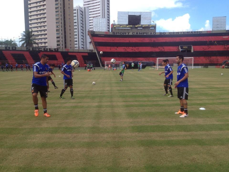 Diego Souza e Ibson fazem testes fsicos e treinam com bola na Ilha do Retiro