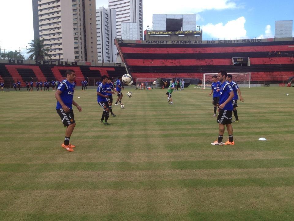 Diego Souza e Ibson fazem testes fsicos e treinam com bola na Ilha do Retiro