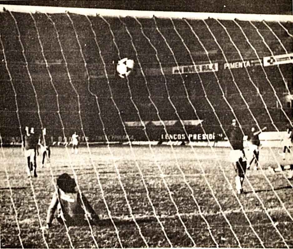 No Pernambucano de 1983, o Santa Cruz aplicou uma histrica goleada e venceu Pssaro Preto por 6 a 0