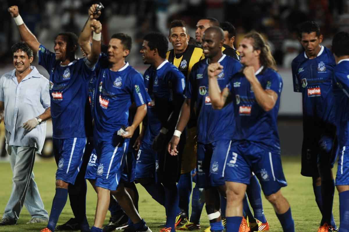 Em 2012, o Santa Cruz entrava na Copa do Brasil com a moral de ser bicampeo estadual. Mas outra vez tropeou em um clube amazonense: o modesto Penarol, que conseguiu vencer em Manaus, por 2 a 1, e no Arruda, por 3 a 2.