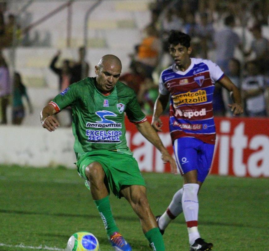 4) O Salgueiro est mesmo na briga para voltar  Srie B?

Trs anos aps ter disputado pela primeira vez a Segunda Diviso nacional, o Carcar tem conseguido se manter na Srie C sem maiores dificuldades. Mas na atual edio da competio, o clube tem dado mostras de que seu planejamento no  simplesmente evitar o rebaixamento. Ainda contando com nomes como Marcos Tamandar, Sidny e o interminvel Fabrcio Cear, o Salgueiro est em quarto lugar do Grupo A, na briga contra alguns clubes tradicionais do Norte e Nordeste do pas. E mostra que a volta  Srie B est, sim, nos planos.