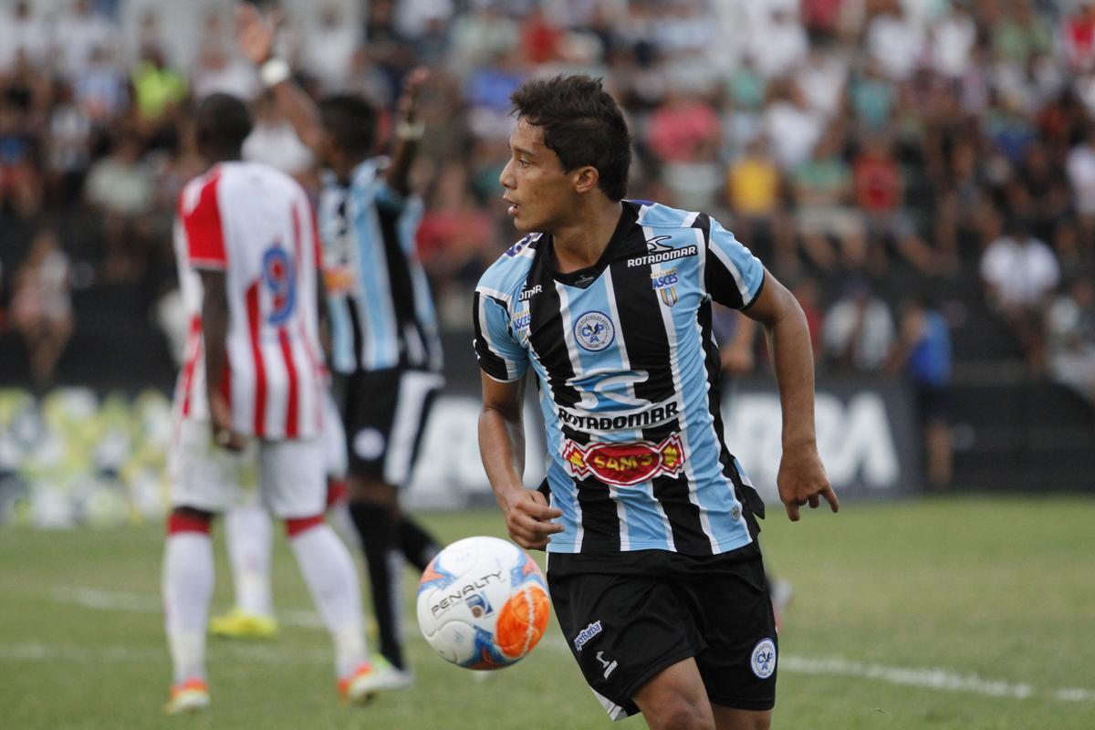 5) Caruaru conseguir colocar um representante na Srie C?

Quatro rodadas da Srie D j foram o suficiente para colocar os dois clubes caruaruenses em uma posio de candidatos  classificao para a prxima fase. O Porto vem fazendo uma das melhores campanhas da competio, liderando seu grupo com dez pontos conquistados sobre Vitria da Conquista, Betim, Confiana e Globo. O Central, por sua vez, vem tendo um pouco mais de dificuldade:  o terceiro lugar do Grupo 3, mas est a apenas um ponto do segundo lugar. Seguindo adiante, os dois estaro a quatro passos do sonhado acesso. (Na foto, o lateral esquerdo Jackson, do Porto).