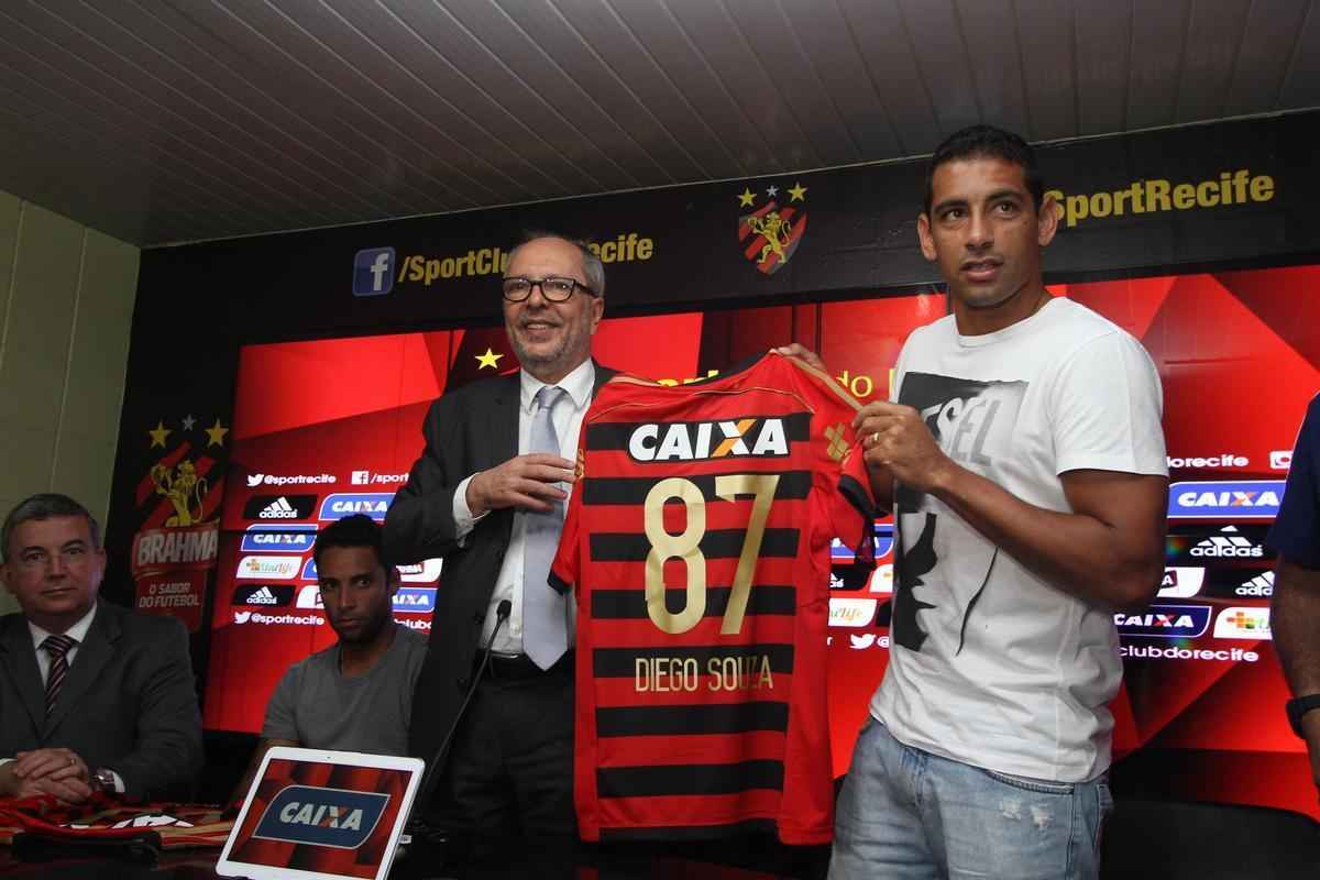 6) Diego Souza far jus  expectativa?

Ele  uma das maiores estrelas j contratadas pelo futebol pernambucano em todos os tempos. E, como no poderia deixar de ser, chega ao Sport como principal contratao da temporada. Diego Souza j foi o craque de um Campeonato Brasileiro (em 2009), e nele repousam as esperanas da torcida de ver um time menos operrio e mais tcnico, com o toque diferenciado de um jogador acostumado a decidir. Apesar de toda a pompa, Diego no vem vivendo um bom momento nos ltimos dois anos. No Rubro-negro, ele ter todo o respaldo para reencontrar seu melhor nvel. Resta saber se ter tambm a fora de vontade para tanto.