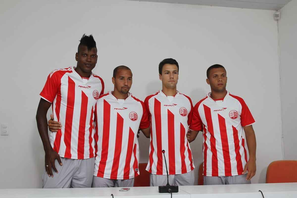 7) O Nutico ainda contratar algum no ano?

Lo Kanu, Hugo, Rodrigo Possebon e Alisson. Esses atletas foram apresentados pelo Nutico no dia 9 de janeiro. Nenhum deles continua no clube - o ltimo foi dispensado antes mesmo de estrear. Eles so apenas quatro dos 44 jogadores contratados pelo Timbu na temporada.  verdade que as limitaes financeiras tm tornado difcil a busca por nomes mais reconhecidos, mas o equvoco na hora de contratar tem sido uma constante para a atual diretoria alvirrubra. Dado Cavalcanti j declarou que ainda podem chegar mais reforos. Ser que vm mais erros por a?