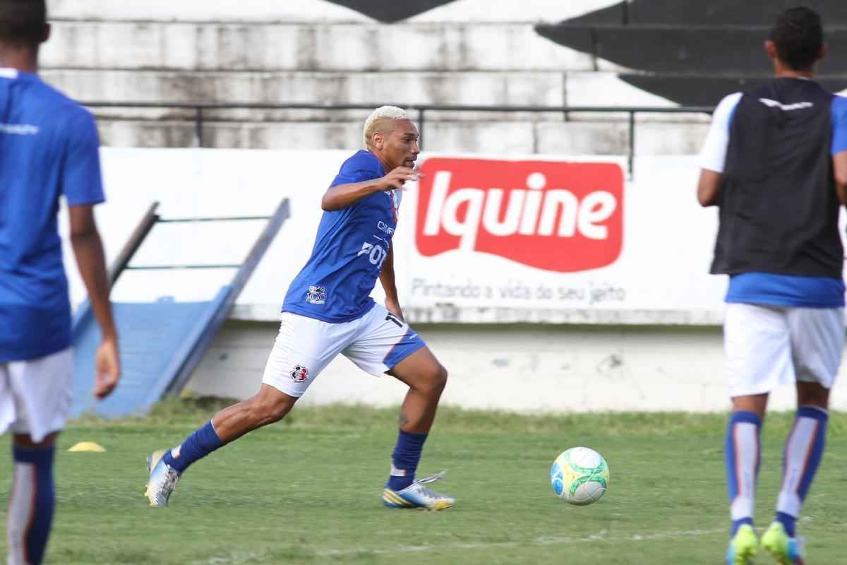 9) O que ser de Flvio Caa-Rato?

O grande talism do Santa Cruz nas ltimas temporadas de muitos sucessos no parece ter cado no gosto do atual comandante, Srgio Guedes. Desde o incio da passagem do tcnico, Flvio Caa-Rato ainda no conseguiu mostrar um bom futebol, e tem perdido espao para Pingo e Keno, seus concorrentes na posio. J se falou que o atacante poderia deixar o Arruda rumo ao Fortaleza, mas a transferncia terminou melando. Pode estar chegando ao fim a trajetria de CR7 com a camisa tricolor?