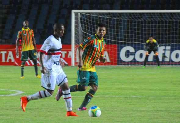 Em jogo de poucas oportunidades, equipes ficaram no empate sem gols no Castelão