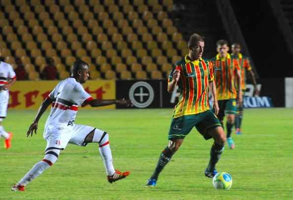 Em jogo de poucas oportunidades, equipes ficaram no empate sem gols no Castelão