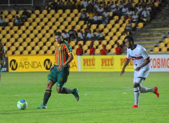 Em jogo de poucas oportunidades, equipes ficaram no empate sem gols no Castelão