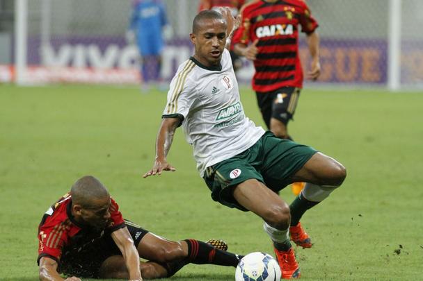 Na Arena Pernambuco, o Rubro-negro voltou a vencer na Srie A do Campeonato Brasileiro e empurrou o Verdo para a lanterna da competio.