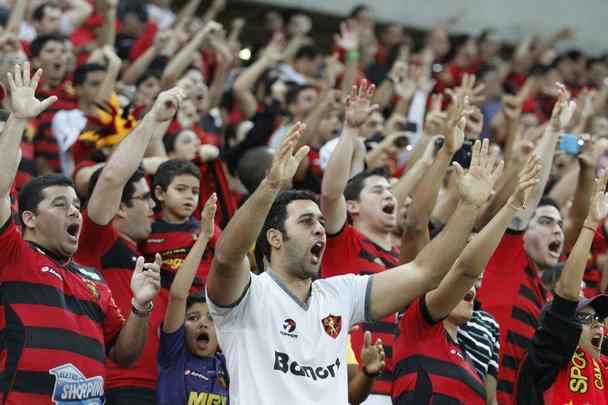 Na Arena Pernambuco, o Rubro-negro voltou a vencer na Srie A do Campeonato Brasileiro e empurrou o Verdo para a lanterna da competio.