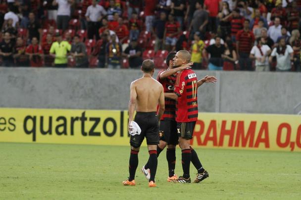Na Arena Pernambuco, o Rubro-negro voltou a vencer na Srie A do Campeonato Brasileiro e empurrou o Verdo para a lanterna da competio.