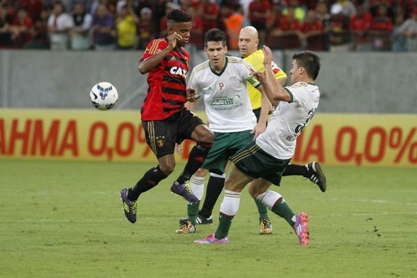 Na Arena Pernambuco, o Rubro-negro voltou a vencer na Srie A do Campeonato Brasileiro e empurrou o Verdo para a lanterna da competio.