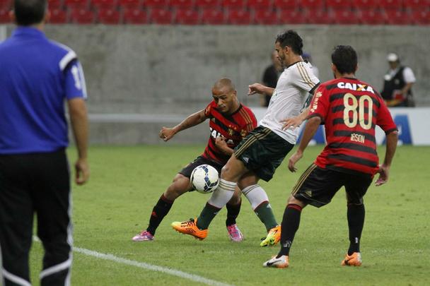 Na Arena Pernambuco, o Rubro-negro voltou a vencer na Srie A do Campeonato Brasileiro e empurrou o Verdo para a lanterna da competio.