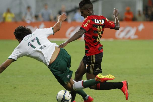 Na Arena Pernambuco, o Rubro-negro voltou a vencer na Srie A do Campeonato Brasileiro e empurrou o Verdo para a lanterna da competio.