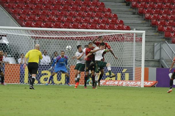 Na Arena Pernambuco, o Rubro-negro voltou a vencer na Srie A do Campeonato Brasileiro e empurrou o Verdo para a lanterna da competio.