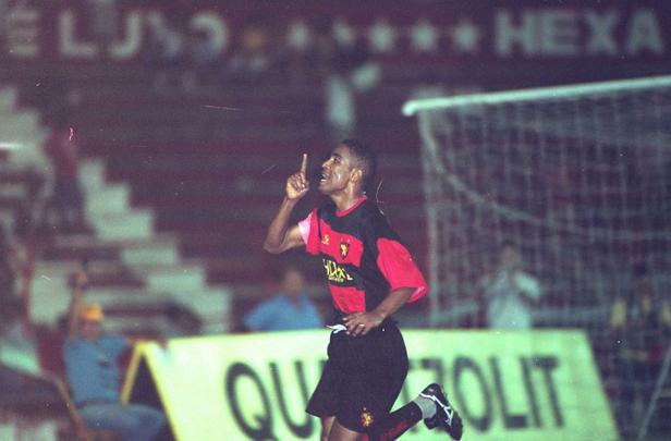 Clber Santana jogou no profissional do Sport de 2001 a 2003. Com destaque, foi vendido para o Vitria. Chegou a passar por So Paulo, Flamengo, Atltico de Madrid e Mallorca. Atualmente, est no Cricima.