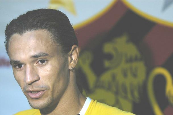 Russo começou a aparecer no Sport quando ainda tinha 18 anos. Em 1997, ele foi campeão da Copa das Confederações pela Seleção Brasileira. No entanto, como mesmo revelou em entrevistas, teve problemas com bebida alcoólica que acabaram prejudicando a carreira. O lateral direito ainda passou Vasco, Santos e Spartak Moscou, da Rússia.