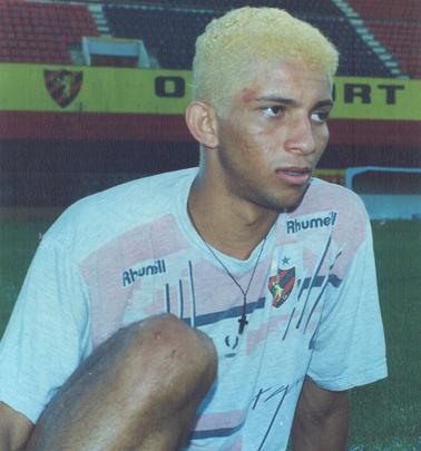 O Sport teve, na década de 1990, uma geração de jogadores que ficou marcada na história do clube. Garotos revelados nas divisões de base ou vindos de regiões próximas. Geração consagrada pelos títulos e pelo talento. Juninho Pernambucano, Leonardo, Adriano, Bosco. E Chiquinho. Um jovem que saiu dos campos de pelada de Olinda para o time profissional do Leão. Que, aos 18 anos, em 1994, na sua primeira temporada, já conquistou os primeiros títulos: Campeonato Pernambucano e Copa do Nordeste. Em 1996, chegou a ser convocado para um amistoso com Camarões, mas por conta de uma lesão acabou cortado