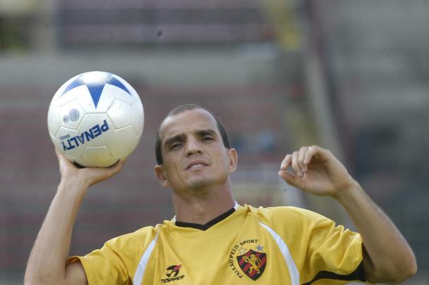 O zagueiro Sandro começou a carreira no Sport, onde defendeu o clube de 1992 a 1995. O atleta teve destaque no clube e acabou se transferindo para o Santos. Teve passagens por Botafogo, Belenenses, Naval, Guarani e Vitória, além do Santa Cruz já no fim da carreira