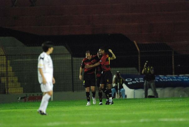 Paulo Baier comemora um dos gols da vitória de 2 a 0 do Sport sobre a LDU, na Copa do Libertadores 2009. O jogo foi a estreia do time na Ilha do Retiro