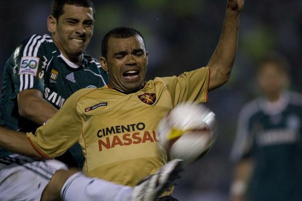 Dutra e Diego Souza disputam bola no jogo de ida das oitavas de final da Copa Libertadores de 2009. A partida acabou com vitória de 1 a 0 do Palmeiras, no Palestra Itália
