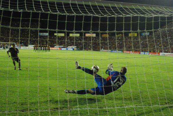 Marcos salta para defender pênalti de Dutra. Na partida de volta das oitavas de final, o Sport venceu por 1 a 0 no tempo normal, mas acabou derrotado por 3 a 1 nos pênaltis e deu adeus à competição