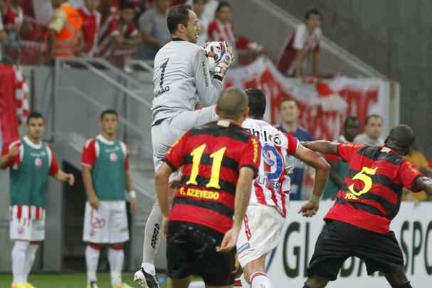 No jogo de volta, o Sport perdeu por 2 a 0 para o Náutico, na Arena Pernambuco. A classificação acabou sendo decidida nos pênaltis e o goleiro Magrão brilhou. Foram três defesas. Com isso, os rubro-negros venceram por 3 a 1 e avançaram