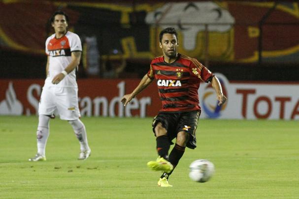 Na volta ao torneio internacional, em 2014, o Sport recebeu o Vitória no duelo de ida e acabou derrotado. Na Ilha do Retiro, a equipe rubro-negra jogou mal e sofreu um gol de Marcinho de contra-ataque
