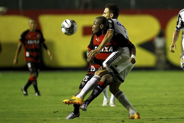 A despedida do Sport na Copa Sul-Americana de 2014 foi rápida. No jogo da volta contra o Vitória, no Barradão, a equipe rubro-negra perdeu várias chances de gol e acabou derrotada por 2 a 1. O rival, vale ressaltar, estava com um time misto em campo