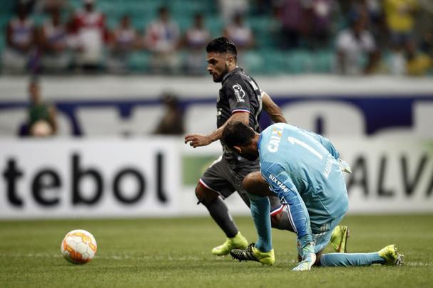 Em 2015, o Sport voltou a jogar a Copa Sul-Americana diante de um time nordestino. Dessa vez, o Bahia. No primeiro jogo, na Arena Fonte Nova, a equipe tricolor perdeu gols, mas venceu os rubro-negros por 1 a 0. A partida marcou a volta de Magrão à meta leonina após uma lesão no ombro e ainda celebrou o recorde de jogos do camisa1 na história do clube com 572 presenças em campo