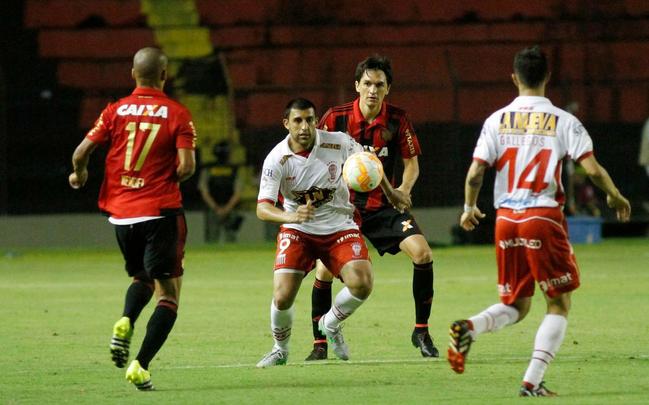 Pela primeira vez em sua história, o Leão enfrentou uma equipe argentina pela Copa Sul-Americana. Jogando na Ilha do Retiro, o Sport recebeu o Huracán em partida que marcava a estreia do técnico Paulo Roberto Falcão, menos de uma semana após a tumultuada saída de Eduardo Baptista. O Rubro-negro saiu na frente com gol de André e era superior em campo, quando Matheus Ferraz cometeu pênalti infantil e Bogado converteu para sacramentar o empate em 1 a 1