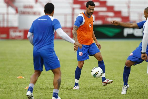 Em 2012, o Timbu estava de volta  Srie A aps as duas grandes campanhas de 2007 e 2008. E para reforar seu elenco para a disputa, acertou a contratao do argentino Andrs Romero. O atacante no conseguiu chamar a ateno dos treinadores no clube, e disputou apenas seis partidas antes de rescindir seu contrato.