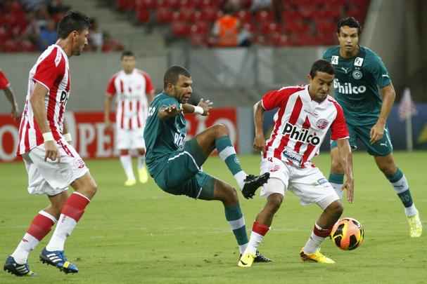 Ele foi outro dos reforos gringos que chegou para guiar o Nutico na Sul-Americana de 2013. E pode-se dizer que foi o que mais rendeu entre os forasteiros: Pea foi o que precisou de menos tempo para entrar em forma, e conseguiu ser importante em algumas partidas, apesar de no contar com a boa vontade da maioria dos treinadores que passaram pelo Timbu no ano. Na reta final da Srie A, quando o rebaixamento alvirrubro j estava praticamente consumado, ele conseguiu mostrar alguns lampejos de bom futebol. Nada suficiente, no entanto, para criar na torcida um clamor pela sua permanncia.