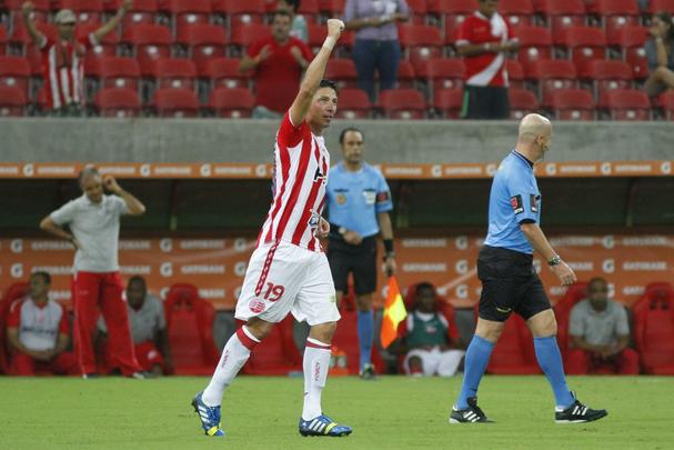 Respaldado pelos gols que havia marcado a servio do Pearol, Juan Manuel Olivera chegou ao Nutico para ser o grande artilheiro da equipe em 2013. Mas em meio  desorganizao que tomou conta do clube, o atacante foi subaproveitado, e s ficou na memria do torcedor pelo golao marcado diante do Sport, na Copa Sul-Americana, que concorreu ao Prmio Puskas. Sua sada foi ainda mais tumultuada: o jogador foi proibido pelos cartolas de treinar, e ameaou entrar na Justia para resolver a situao. No final, conseguiu negociar a resciso amigvel de seu contrato no incio de 2014, j com a nova diretoria.