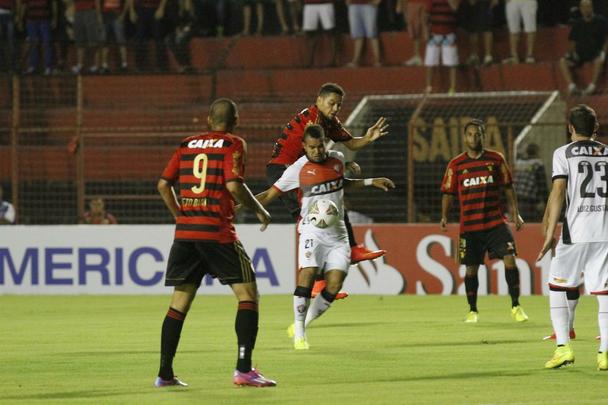 Time do técnico Eduardo Baptista enfrentou o rubro-negro baiano pela partida de ida da Copa Sul-Americana