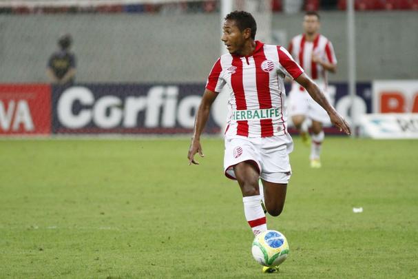 Desde o clássico contra o Santa Cruz, Leleu não defendeu o Náutico. O meia-atacante tem ainda concorrência maior na equipe com Vinicius e Cañete ganhando a preferência de Dado Cavalcanti