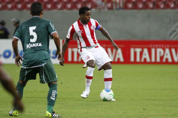 Elicarlos era capitão do Náutico e principal referência do grupo alvirrubro. O volante, no entanto, envolveu-se em uma polêmica na saída de Sidney Moraes no comando da equipe. Acabou afastado para aprimorar a parte física. Está voltando aos poucos, mas ainda precisa correr para recuperar o status de outrora