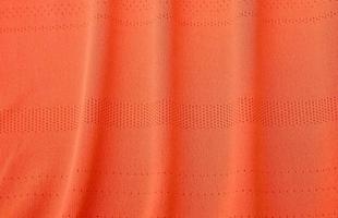 A Adidas divulgou oficialmente o novo uniforme do Sport, colocando fim ao mistrio sobre a cor da camisa. Ela  laranja, como os torcedores rubro-negros j haviam descoberto. Algumas imagens e detalhes da camisa