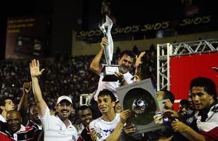 Z Teodoro comemora conquista do Campeonato Pernambucano de 2012 levantando a taa da competio na Ilha do Retiro