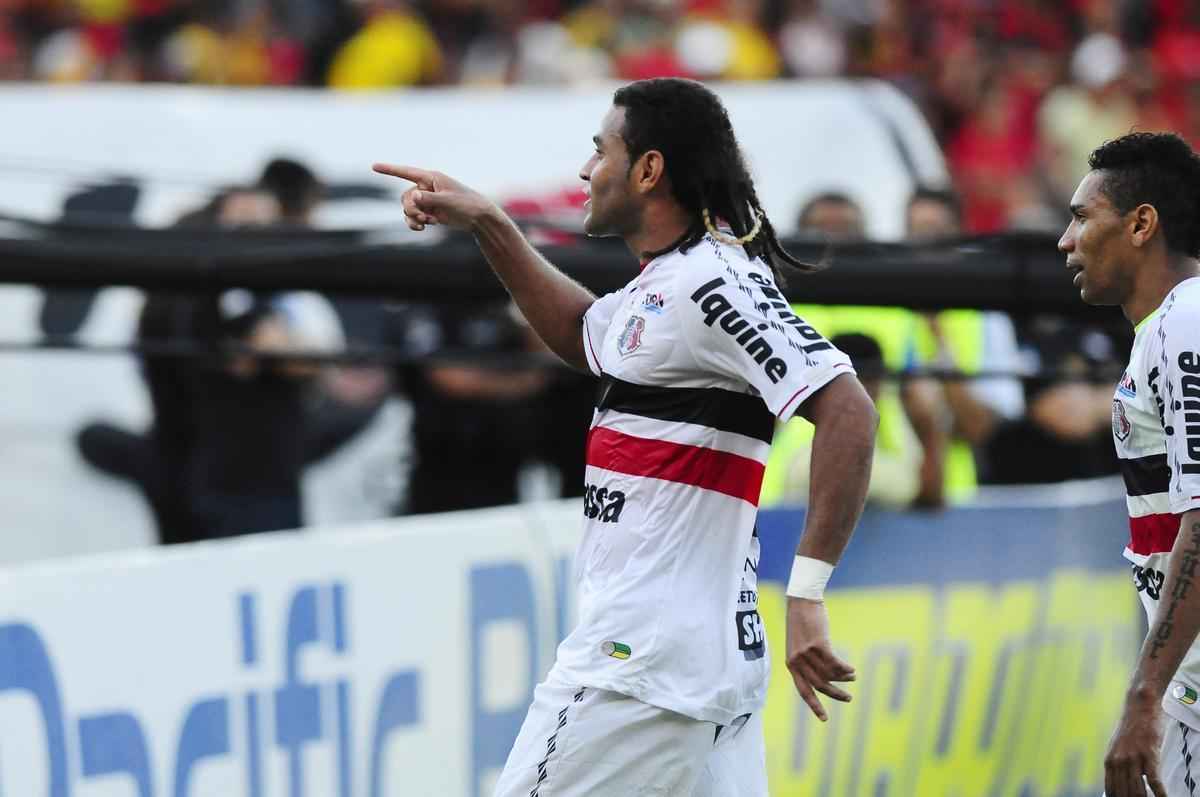 Dnis Marques comemora gol marcado em cima do Sport na finalssima do Campeonato Pernambucano de 2012. Foi o primeiro ttulo pelo Santa Cruz. O jogo terminou em 3 a 2