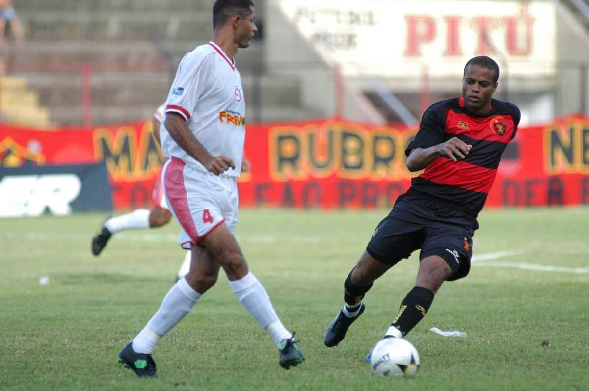 Vincius teve o auge da carreira no Fortaleza, em 2002, quando foi artilheiro da Srie B com 22 gols. Virou atleta do Rubro-negro em 2005, mas esteve longe da melhor forma no Leo da Ilha
