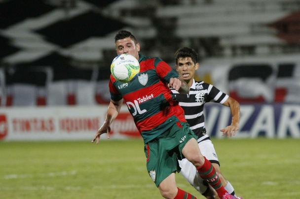 Com gol de Lo Gamalho no fim, Santa Cruz bate a Portuguesa no Arruda e volta a vencer